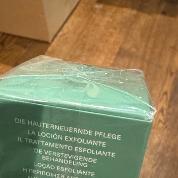 La Mer Exfoliating Lotion in Green Packaging - Picture 13 of 15